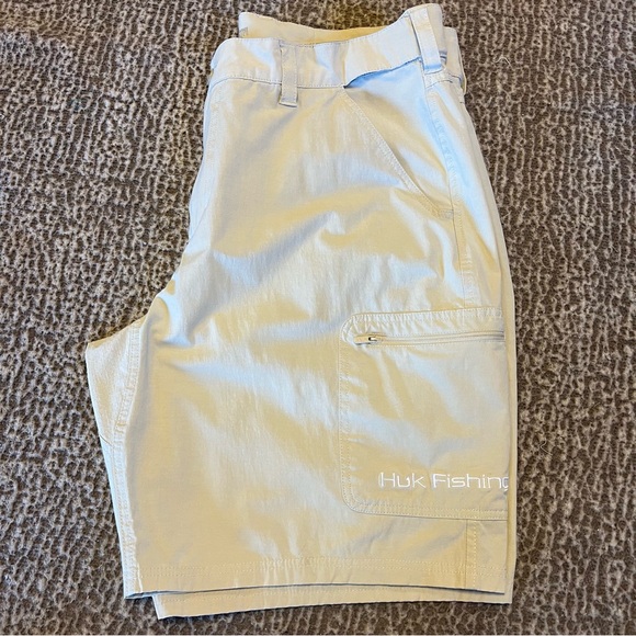 .Huk Fishing Performance Fabric Cream 10.5 inch inseam Short Men's XXL W 40 - Picture 1 of 9